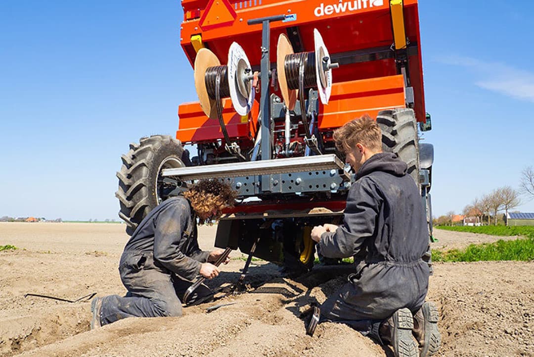 Akkerbouwer Klaas Schenk poot aardappelen en met dezelfde machine wordt driptape, druppelirrigatie, uitgerold. Beregening op maat en naar behoefte. - Foto: Koos Groenewold