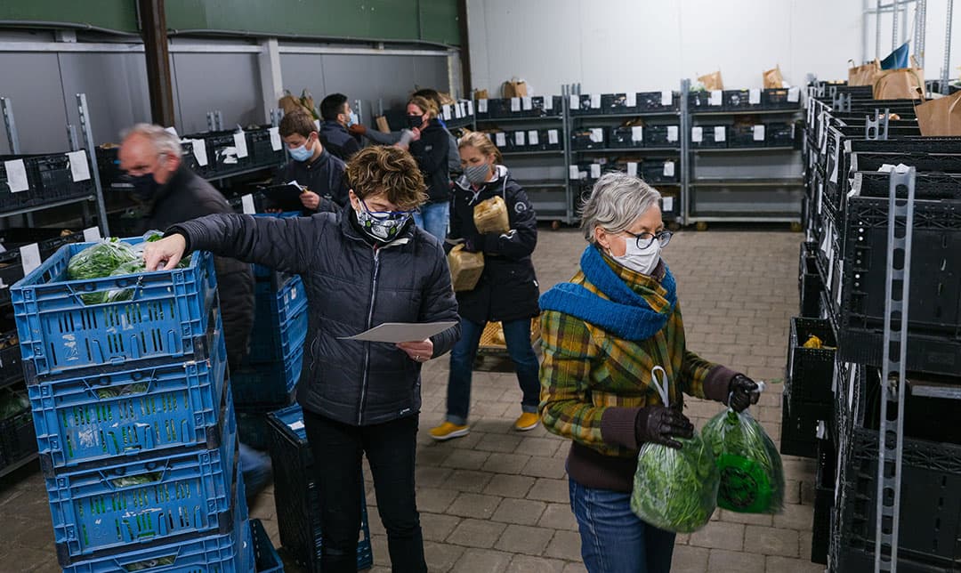 Het distributiecentrum in Pieterburen. 24 inpakkers stellen zo’n 650 voedselpakketten per samen. 50 boeren en tuinders leveren aan De Streekboer.