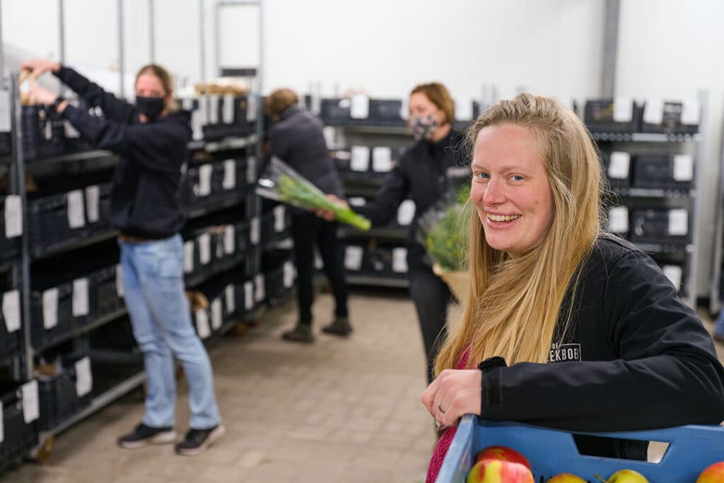 Sandra Ronde (30) is eigenaar van De Streekboer, een online voedselplatform waarop boeren in Noord-Nederland hun producten verkopen. Het bedrijf in Pieterburen bestaat nu 6 jaar en er doen 50 Friese, Groninger en Drentse boeren aan mee. De jaaromzet is ruim €1 miljoen. - Foto: Jan Willem van Vliet