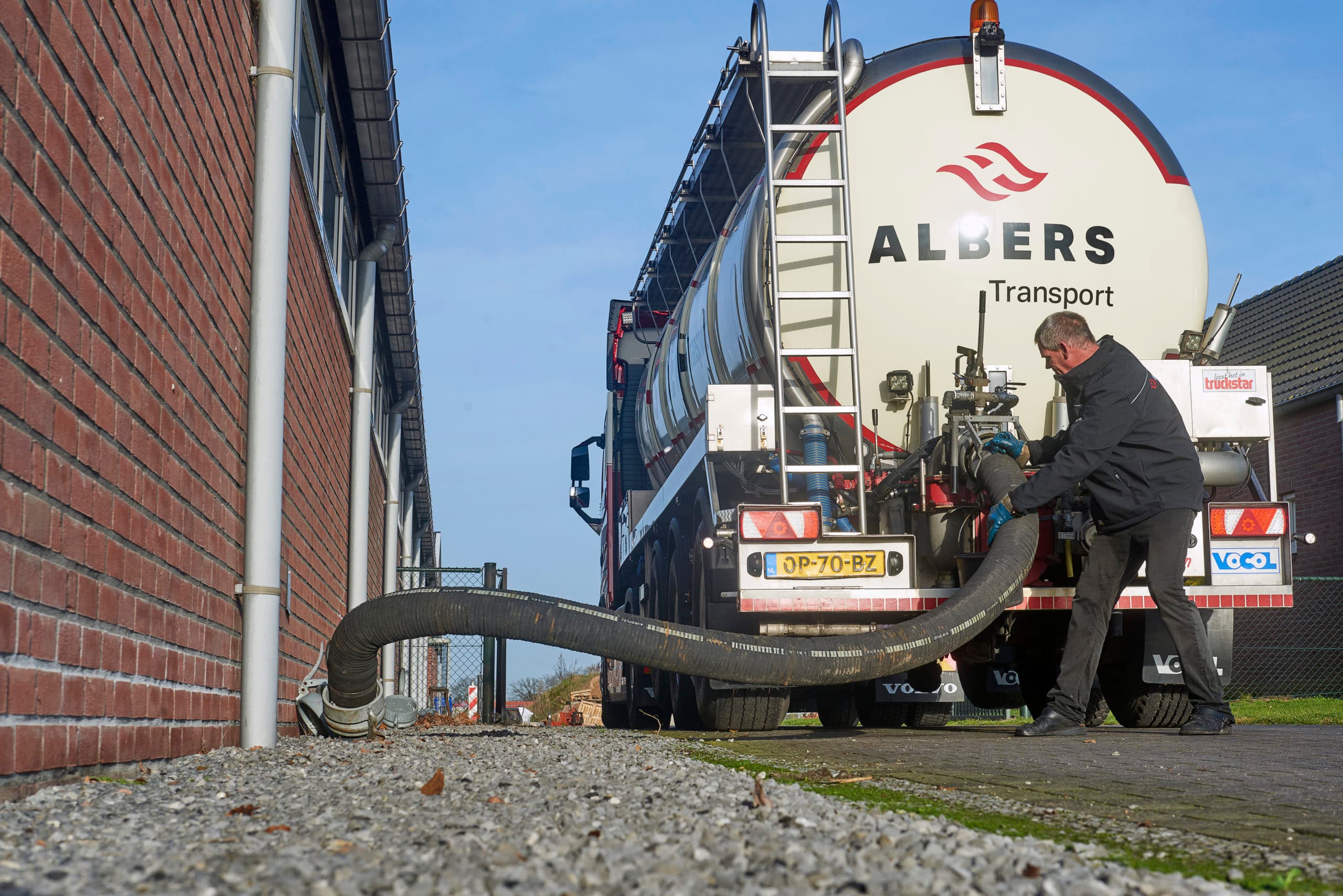 Ophalen van drijfmest op een varkensbedrijf.