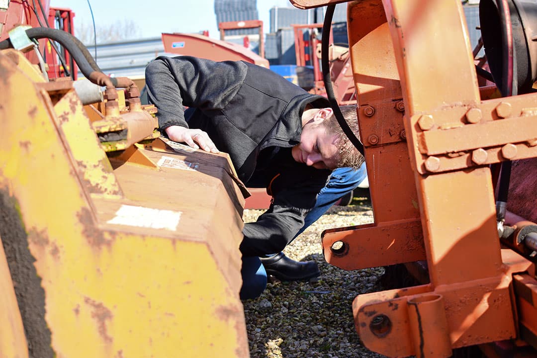 Ga altijd bij de machine kijken. Het uiterlijk van de machine zegt namelijk niet alles. Laat de maaier altijd even draaien, zodat je onbalans van te voren kunt opsporen. - Foto's: Jacco van Erkelens