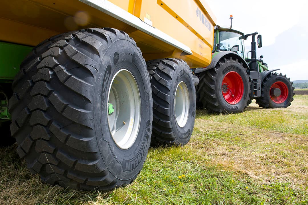 Met de komst van de nieuwe TrailXBib breidt Michelin het aandeel VF-banden voor getrokken materieel fors uit. Op de foto de 65 cm brede VF 650/55 R26.5 onder een Joskin kipper. - Foto: Michelin.