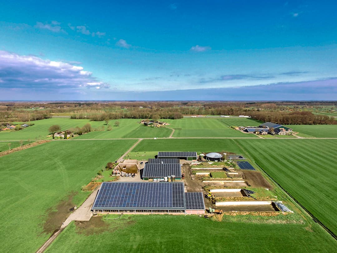De 216 zonnepanelen op het dak van de ligboxenstal van melkveehouder Nijkamp zijn verkocht aan 18 burgers in Bathmen en nabije omgeving. Dit gebeurt coöperatief onder de naam Noaber Energie. - Foto: Ronald Hissink