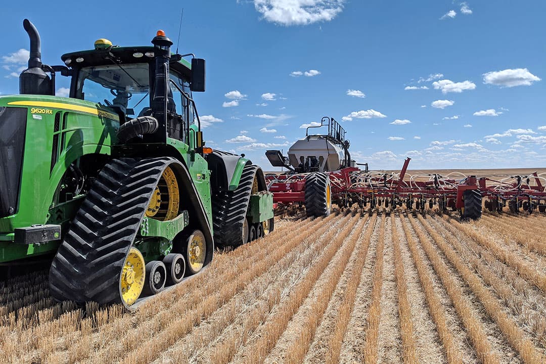 Een van de John Deere 9620 RX quadtracks trekt de 28 meter brede zaaimachine van Bourgault. In de tank past maar liefst 47.000 liter zaaizaad.