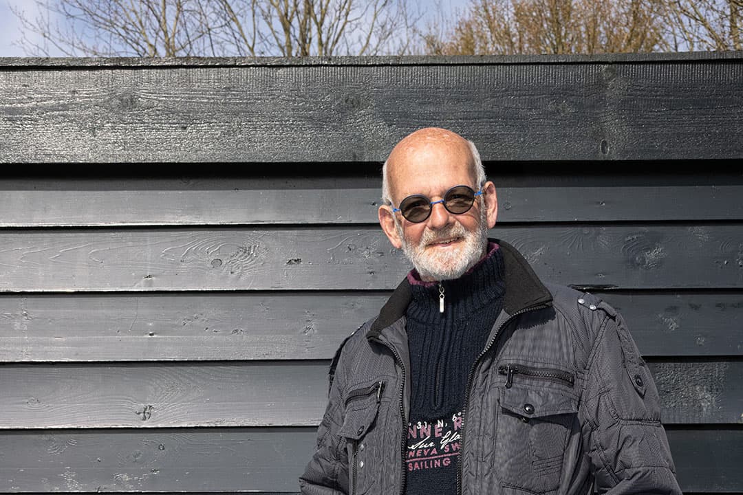 Tonny de Vlieger (73) is woonachtig in het Zeeuwse Zonnemaire, waar hij samen met zijn vrouw Joke van zijn pensioen geniet. De Vlieger werkte bij een loonbedrijf en het waterschap.  - Foto's: Peter Roek