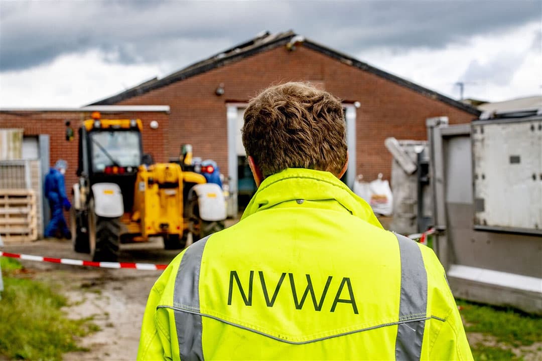Een medewerker van de NVWA op de rug gezien. Foto: ANP