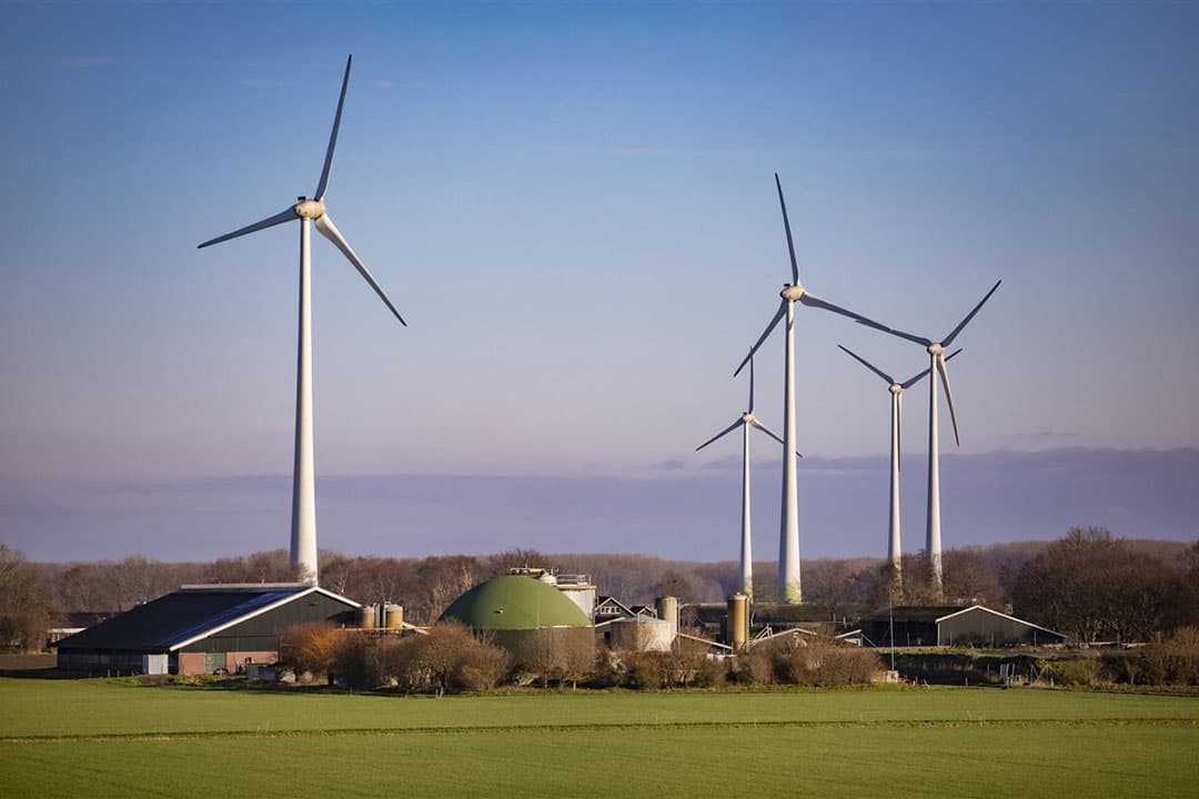 Windmolens, windturbines in Flevoland met op de voorgrond een boerderij. Foto: ANP / Rob Voss