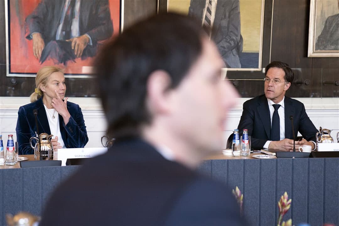Om D66 van lijstrekker Sigrid Kaag (links) kan een nieuwe coalitie niet meer heen. Mark Rutte (rechts) is te beschadigd en het CDA van Wopke Hoekstra (midden, voorgrond) te klein om inkrimping van de veestapel tegen te houden. - Foto: ANP
