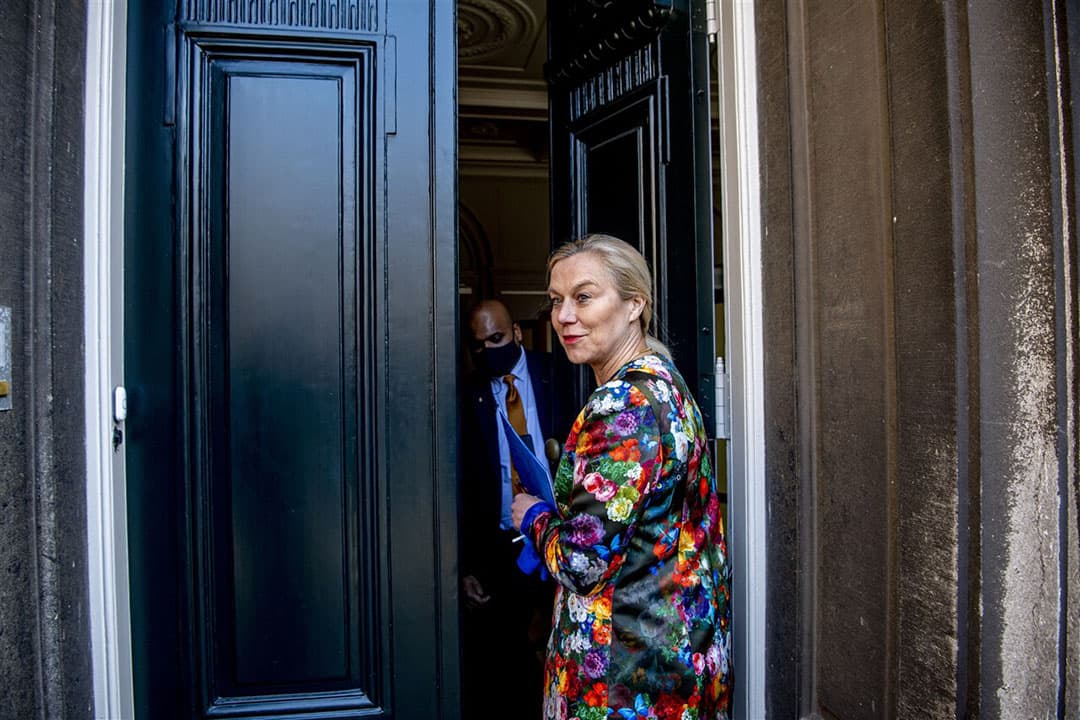Sigrid Kaag ging op bezoek bij melkveehouder Bert-Jan Verboom. - Foto: ANP