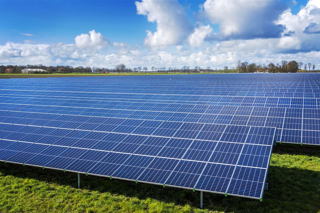 Zonnepark Emmeloord is sinds 2018 in gebruik. Dit park levert energie voor ruim 4.000 huishoudens, wat gelijk is aan een derde van de huishoudens in Emmeloord. - Foto: ANP