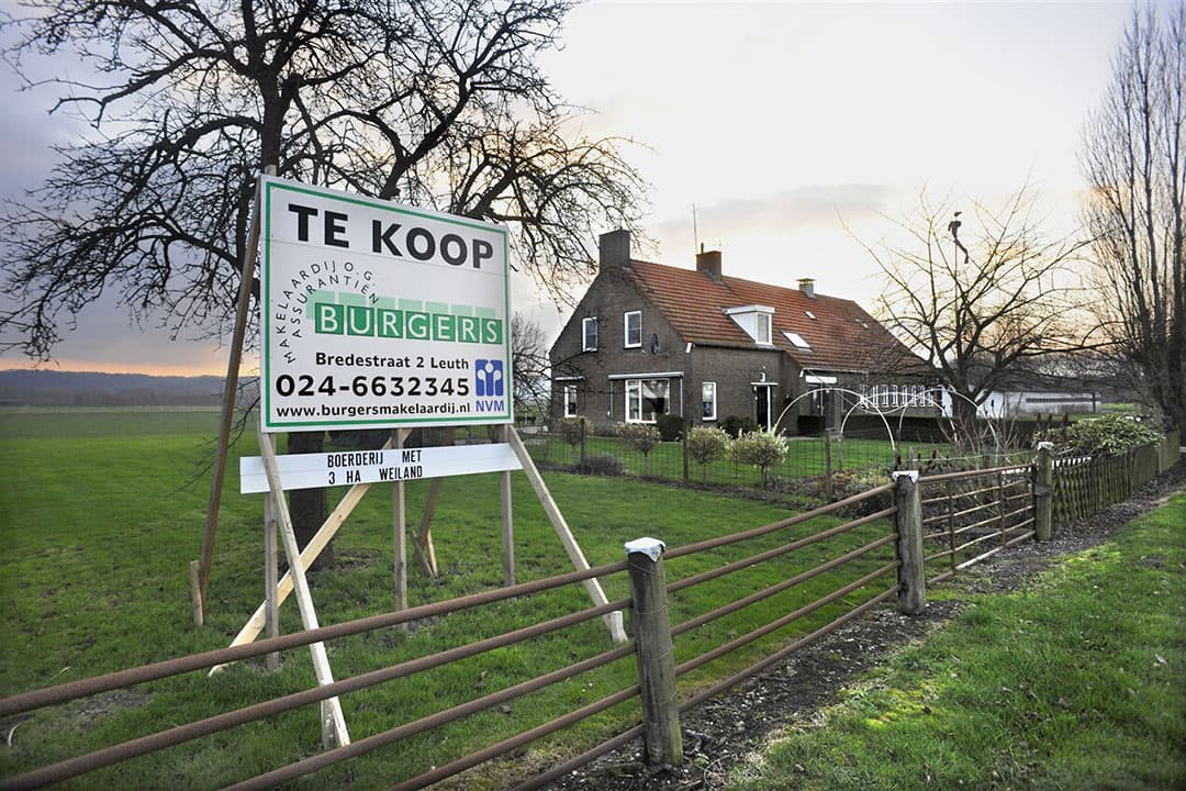 Boerderij in de verkoop. De prijzen gingen in 2020 omhoog door stijgende grondprijzen. - Foto: ANP