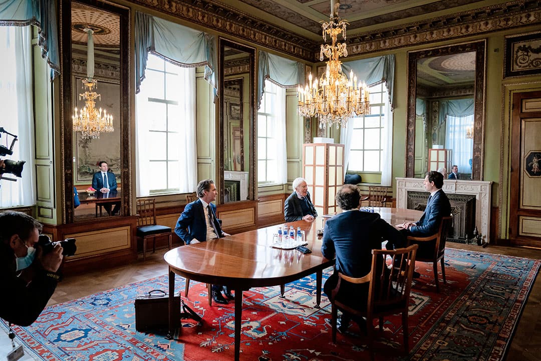 Informateur Herman Tjeenk Willink heeft een gesprek met minister van Financien Wopke Hoekstra, minister van Sociale Zaken en Werkgelegenheid Wouter Koolmees en minister van Economische Zaken en Klimaat Bas van ’t Wout. Foto: ANP