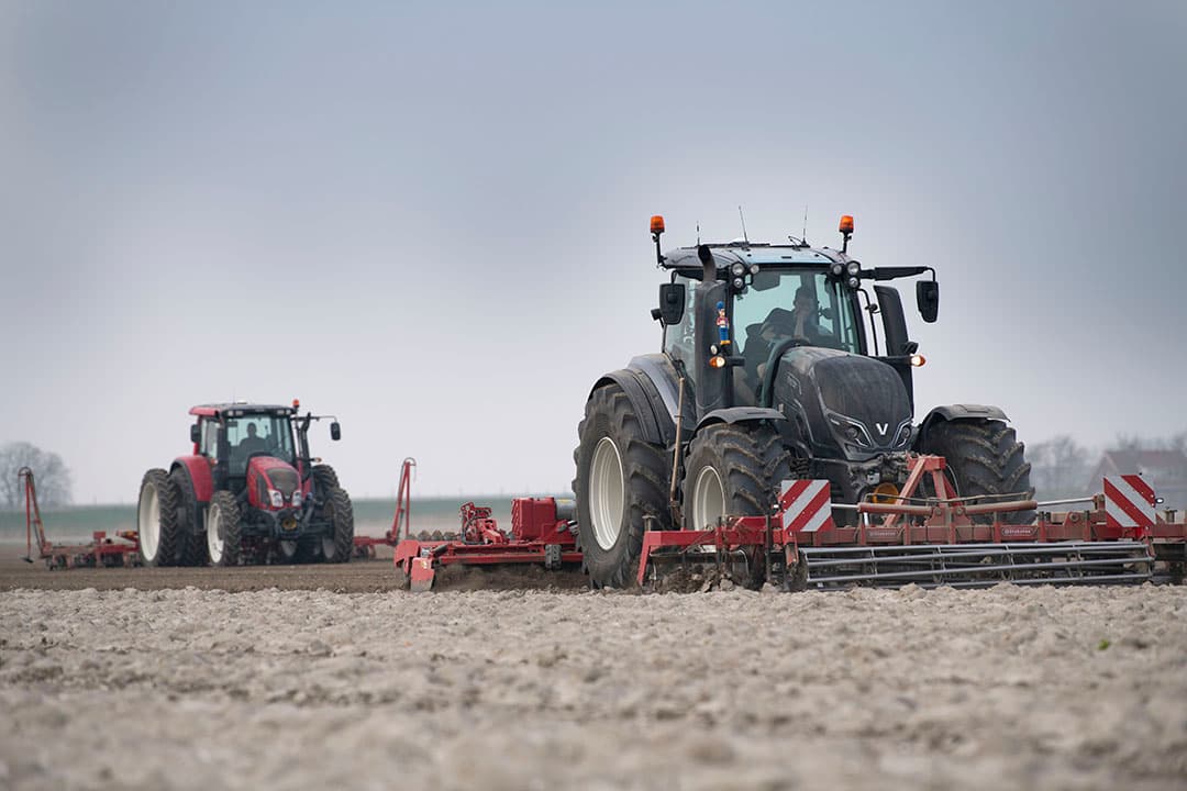 Met twee Valtra’s in slagorde zaaien de broers Jensma in Oudebildtzijl dit voorjaar (Fr.) hun suikerbieten. - Foto: Mark Pasveer
