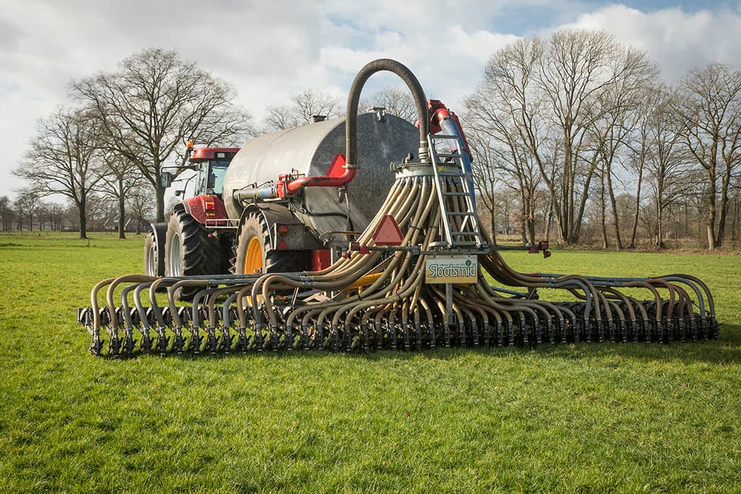 Een veehouder die volledig kuilgras in het rantsoen voert, en zijn bemesting daar niet op aan past moet niet al op 20 april maaien. - Foto: Koos Groenewold