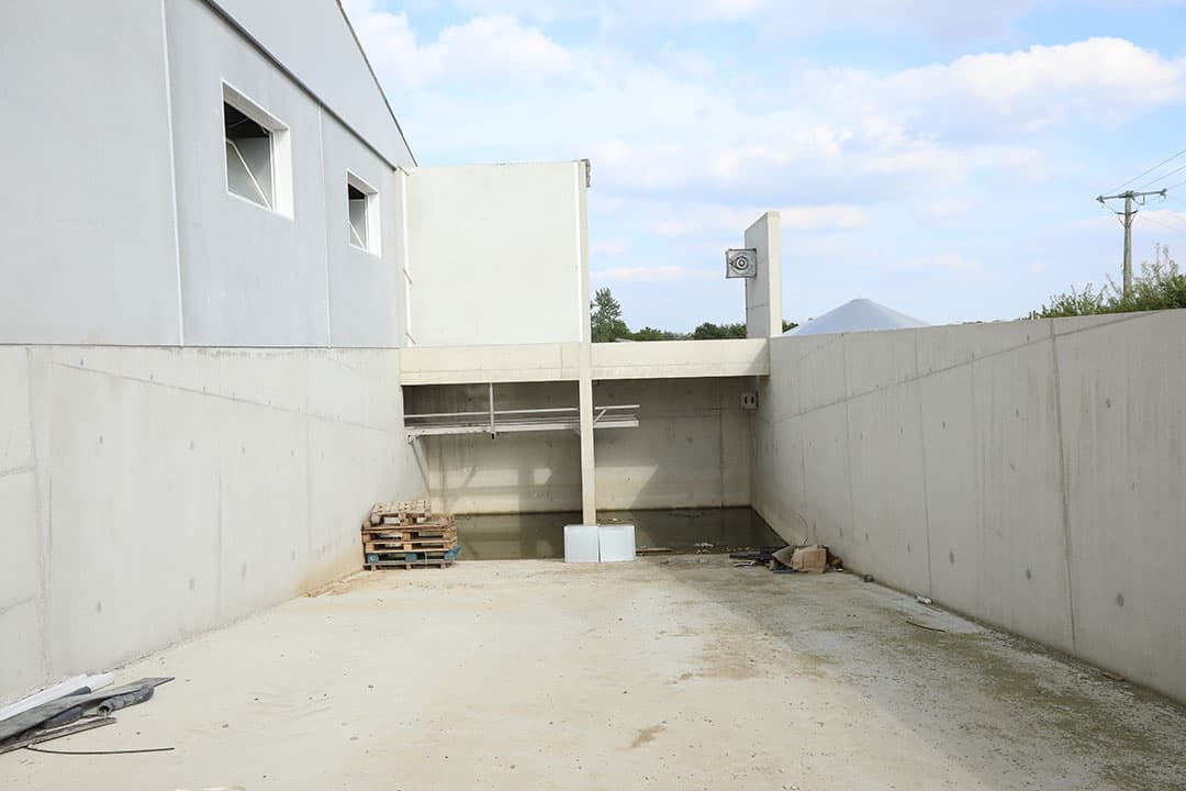 Een Franse stal in aanbouw met de Trac-techniek. De stapelbare fractie belandt achter de stal in de opslag. - Foto: Henk Riswick