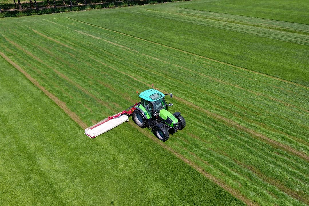 Streef ernaar pas te maaien na een aantal zonnige dagen waardoor het suikergehalte in het gras stijgt en de eiwitkwaliteit verbetert. - Foto: Henk Riswick