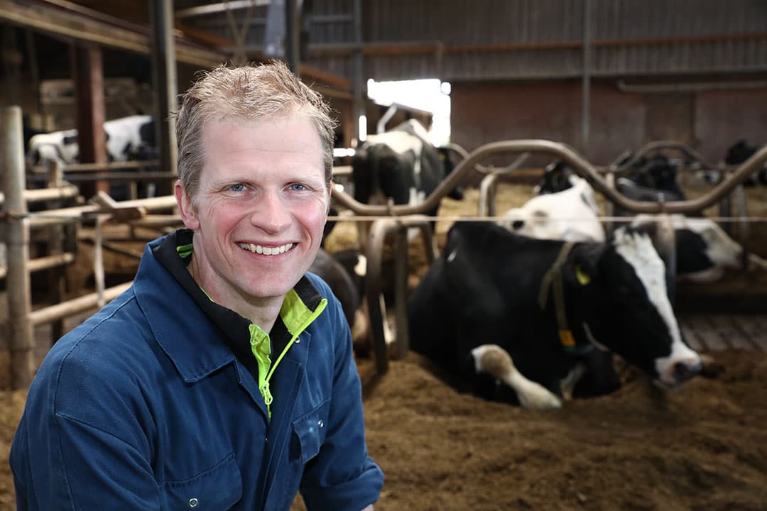Guus Janssen heeft een melkveehouderij met 30 hectare gras en 20 hectare mais, 98 melkkoeien en 35 stuks jongvee, traditionele melkstal en weidegang. Guus is een melkveehouder die naast het ondernemen ook nog plezier heeft in de fokkerij. Een goed functionerende en probleemloze melkkoe in de stal is het doel.