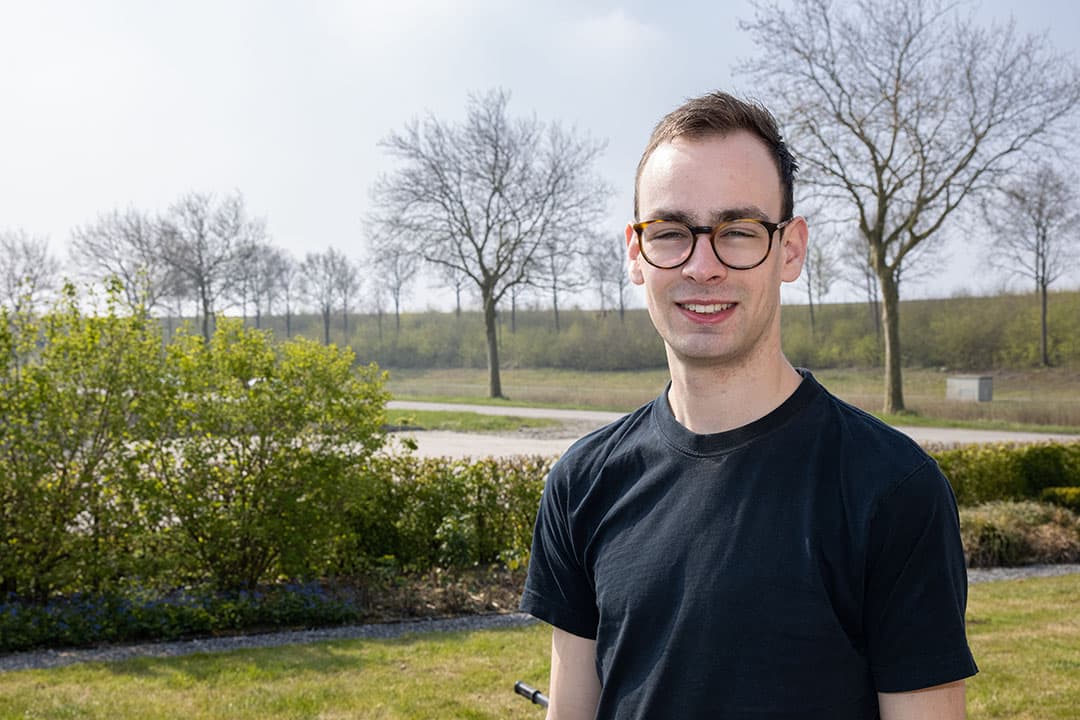 Sten de Meijer (21) vormt met zijn ouders een vof in Hoek (Zld.). Het akkerbouwbedrijf omvat 200 hectare. - Foto's: Peter Roek