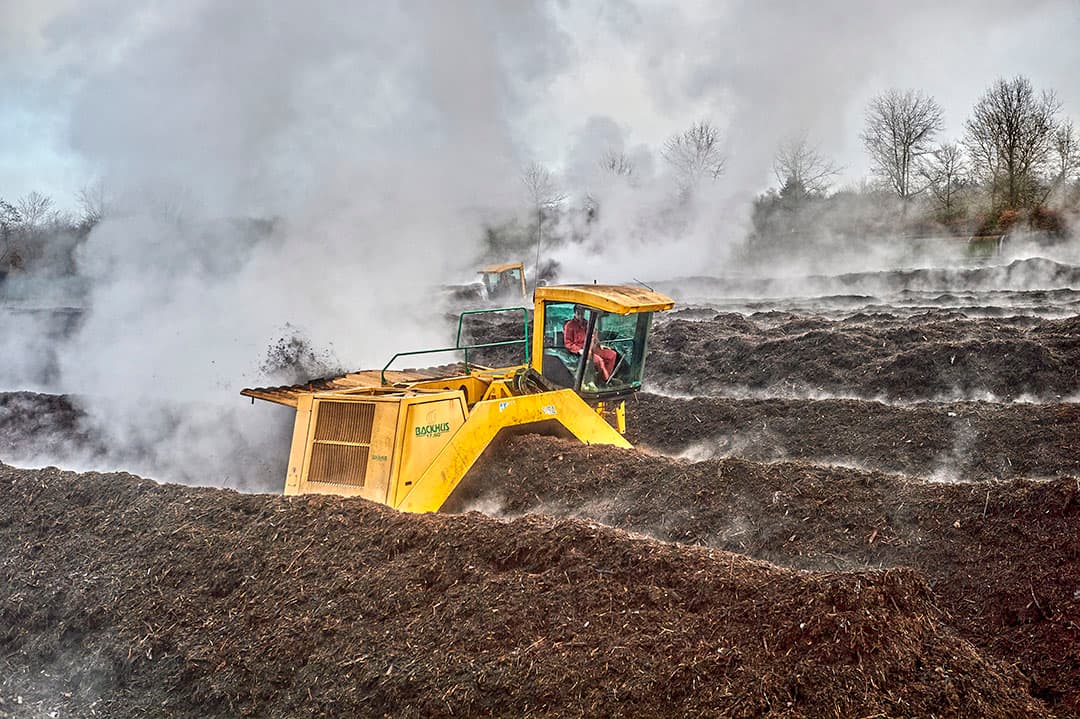 Productie van compost op een composteerbedrijf.