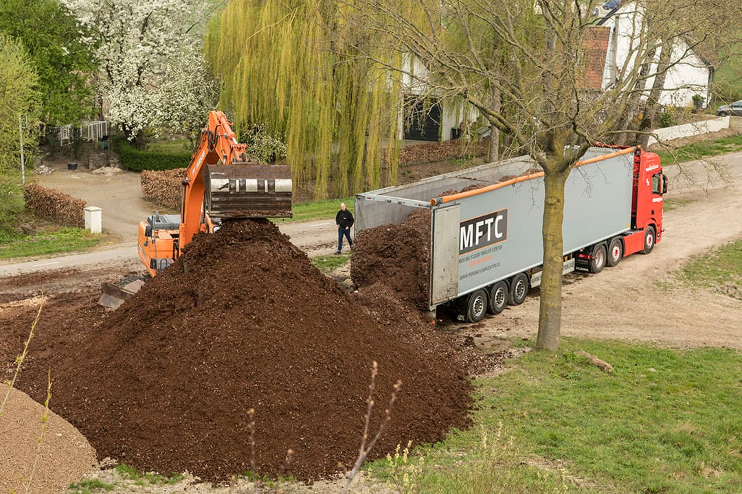 Afleveren van compost. Telers met VVAK certificaat hebben nu ook voor Keurcompost een analyserapport nodig. - Foto: Koos Groenewold