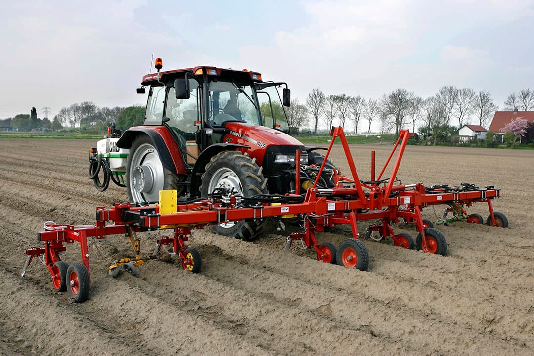 Rijenbemesting in aardappelen. Door de meststof direct in de wortelzone te brengen, vermindert de kans op verliezen. - Foto: Peter Roek