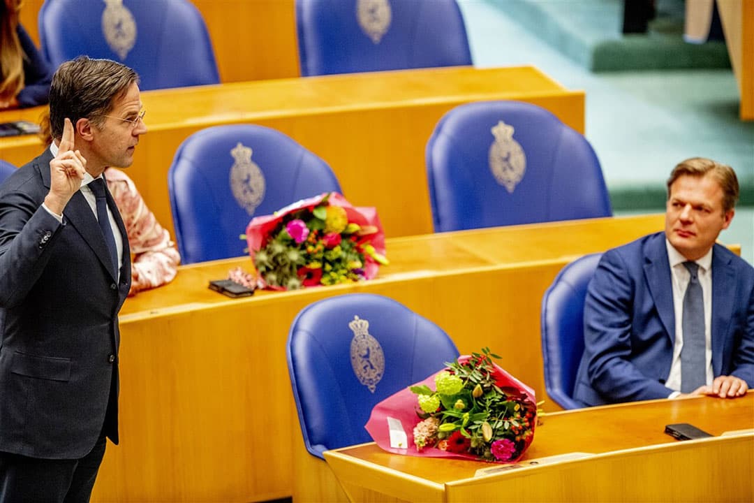 Mark Rutte (VVD) tijdens de beediging als lid van de Tweede Kamer. CDA-Kamerlid Pieter Omtzigt kijk toe. - Foto: ANP/Hollandse Hoogte/Robin Utrecht