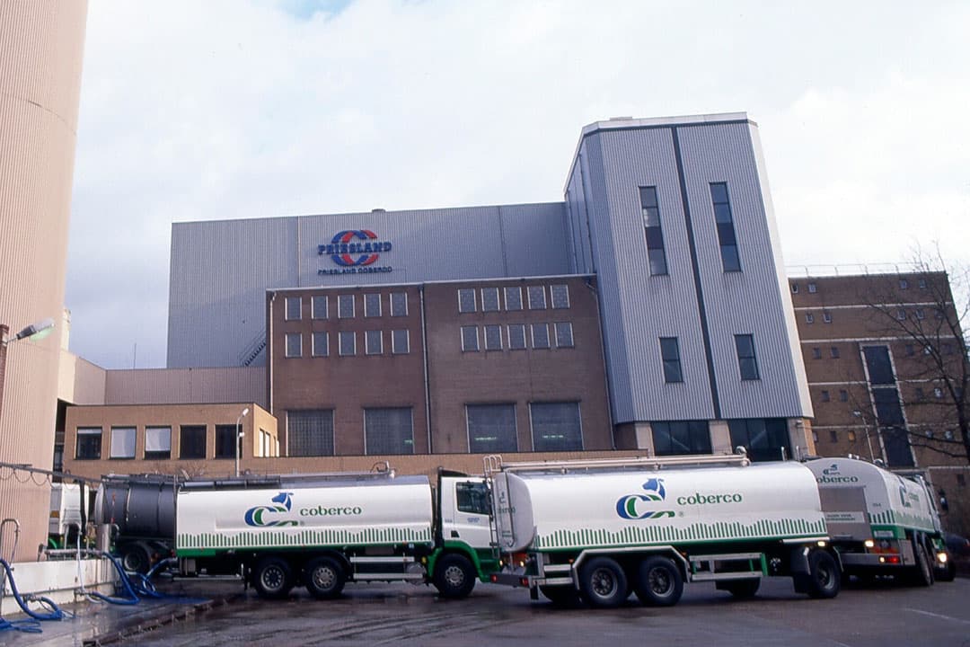 Melkwagens op het terrein van Coberco in Lochem (Gld.) in 1999. - Foto: Mark Pasveer