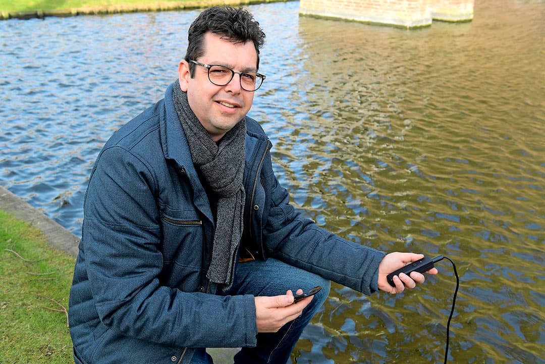 Jouke Velstra, directeur b ijAcacia Water, met een EC-meter. Hiermee meten boeren het zoutgehalte in het water.