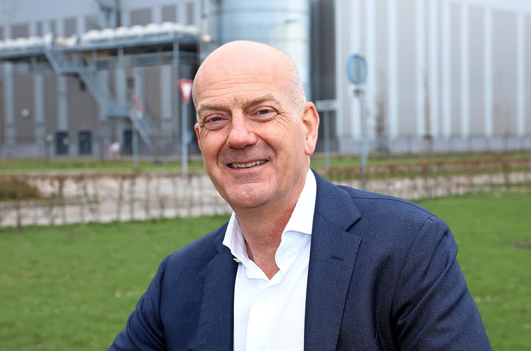 Chris Deen (54) is sinds 15 januari 2020 CEO van Aviko, producent van aardappelspecialiteiten. Op de achtergrond het nieuwe vrieshuis op de productielocatie in Steenderen. - Foto: Henk Riswick