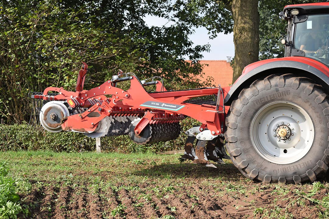 De Kverneland DTX 300 SB is ook leverbaar als DTX 300 AR. De machine heeft dan hydraulische steenbeveiling op de tanden. De lange machine is zwaar gebouwd om vermogens tot 360 pk aan te kunnen.