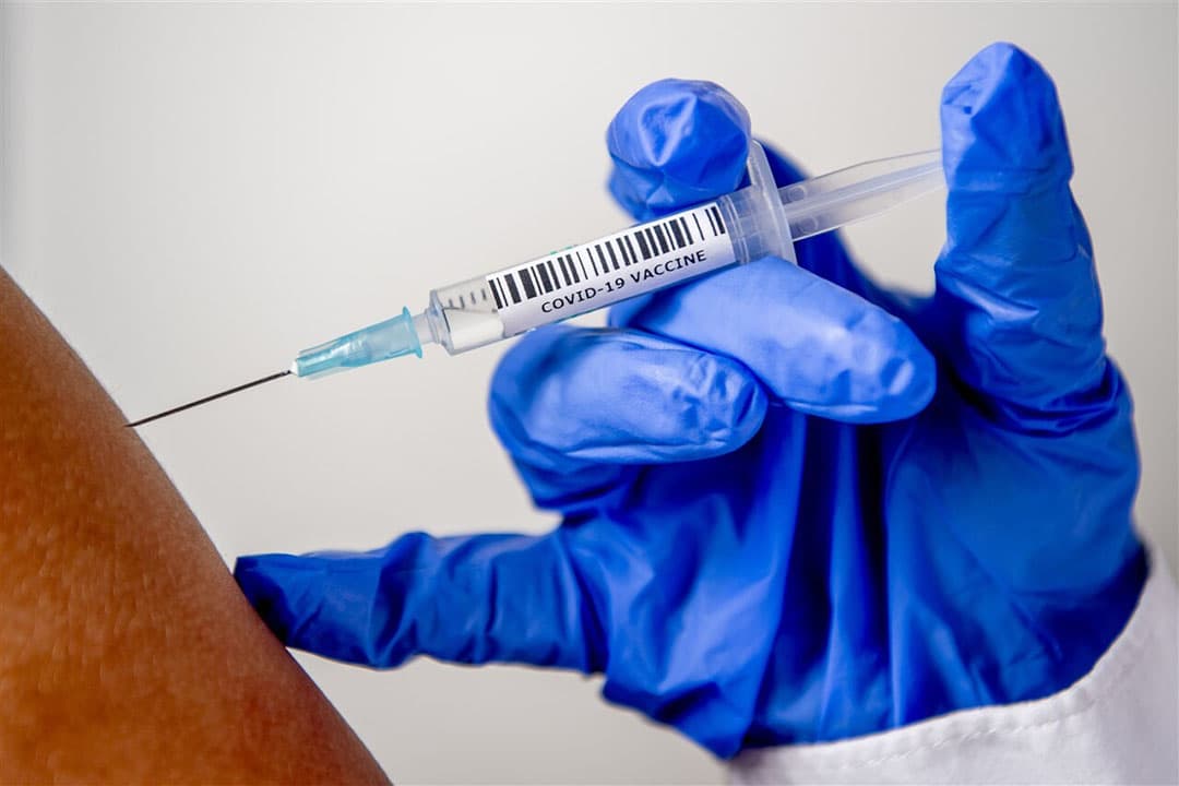 Complotdenkers geloven dat we met vaccins chips krijgen ingespoten. - Foto: ANP