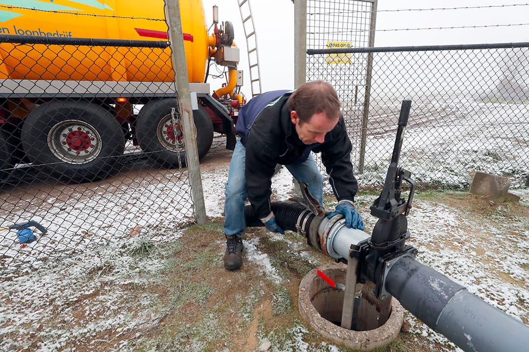 Lossen van mest in een tijdelijke opslag. Foto: Bert Jansen
