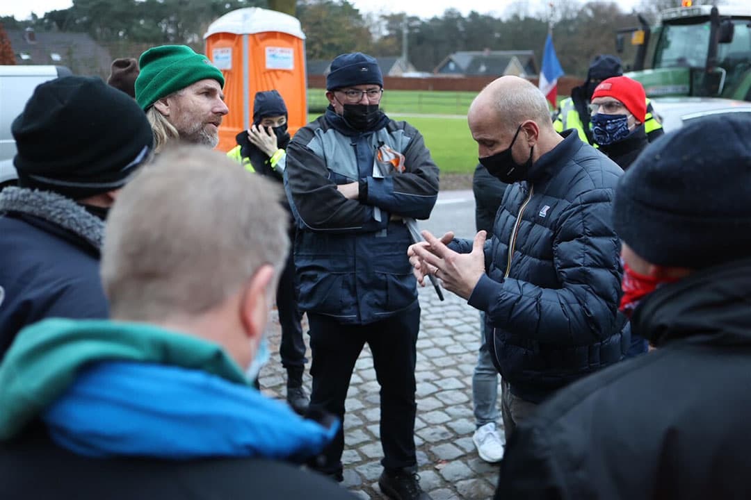 Een groep van ongeveer tien boeren is vanochtend naar het Brabantse Heeswijk-Dinther gegaan om te praten met Jumbo-directeur Frits van Eerd (3eR). Foto: ANP