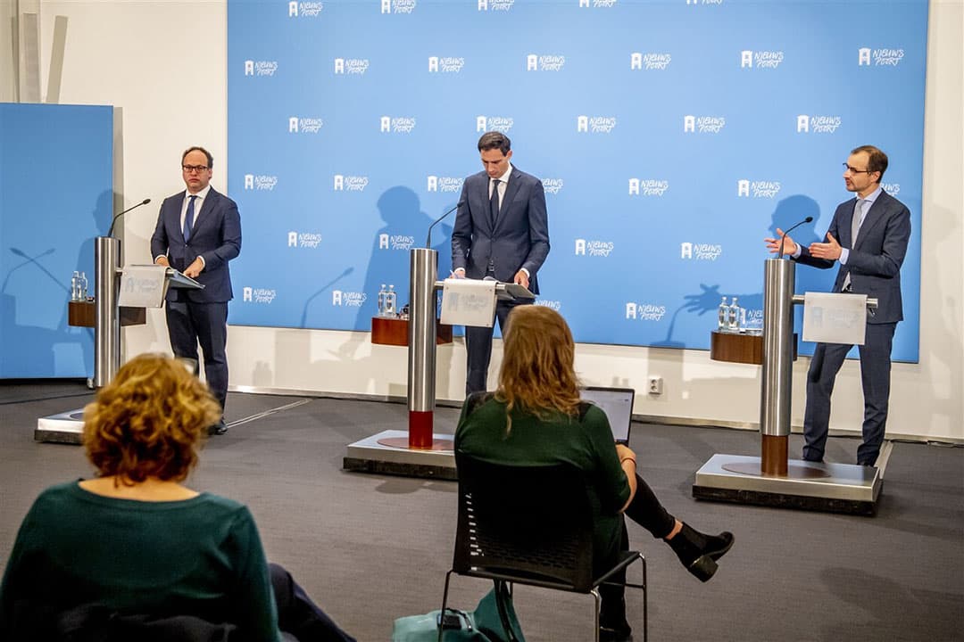 Minister Wouter Koolmees (Sociale Zaken en Werkgelegenheid), minister Wopke Hoekstra (Financien) en minister Eric Wiebes (Economische Zaken en Klimaat) Het kabinet trekt 3,7 miljard euro extra uit voor de uitbreiding van de economische steunpakketten. Foto: ANP