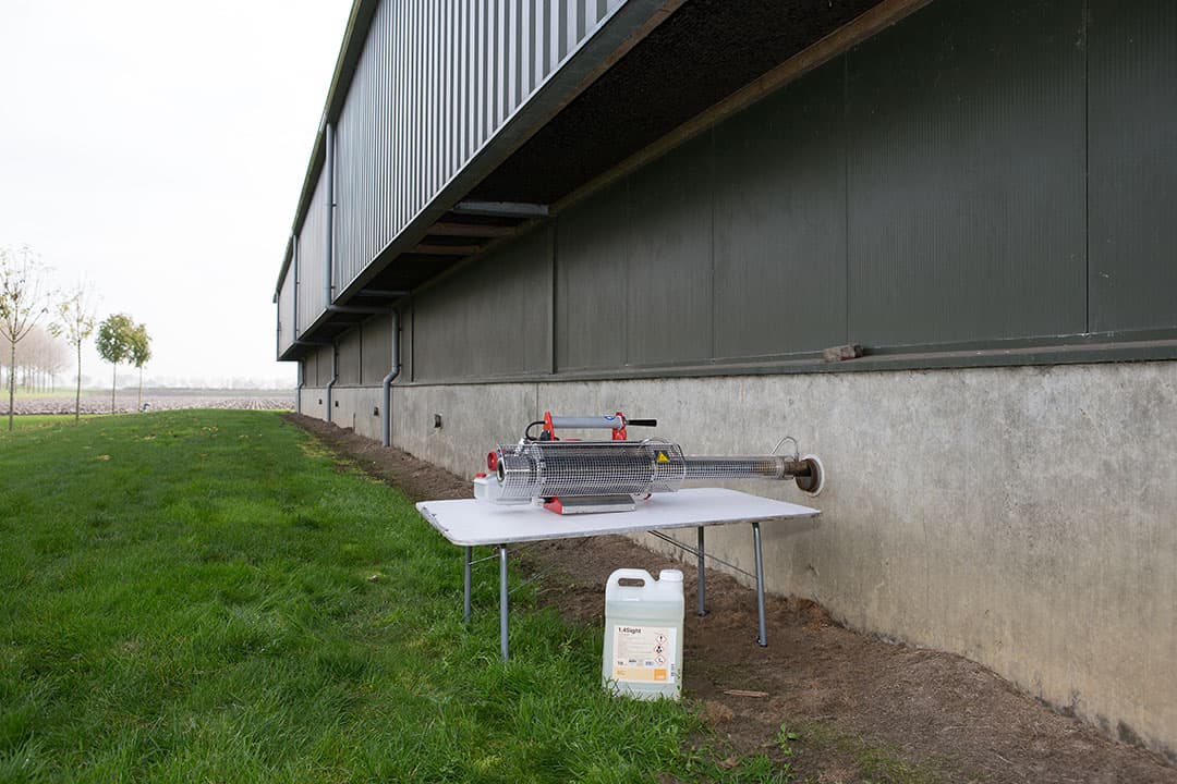 Een zogeheren swingfog blaast 1,4Sight in een aardappelloods. - Foto: Peter Roek
