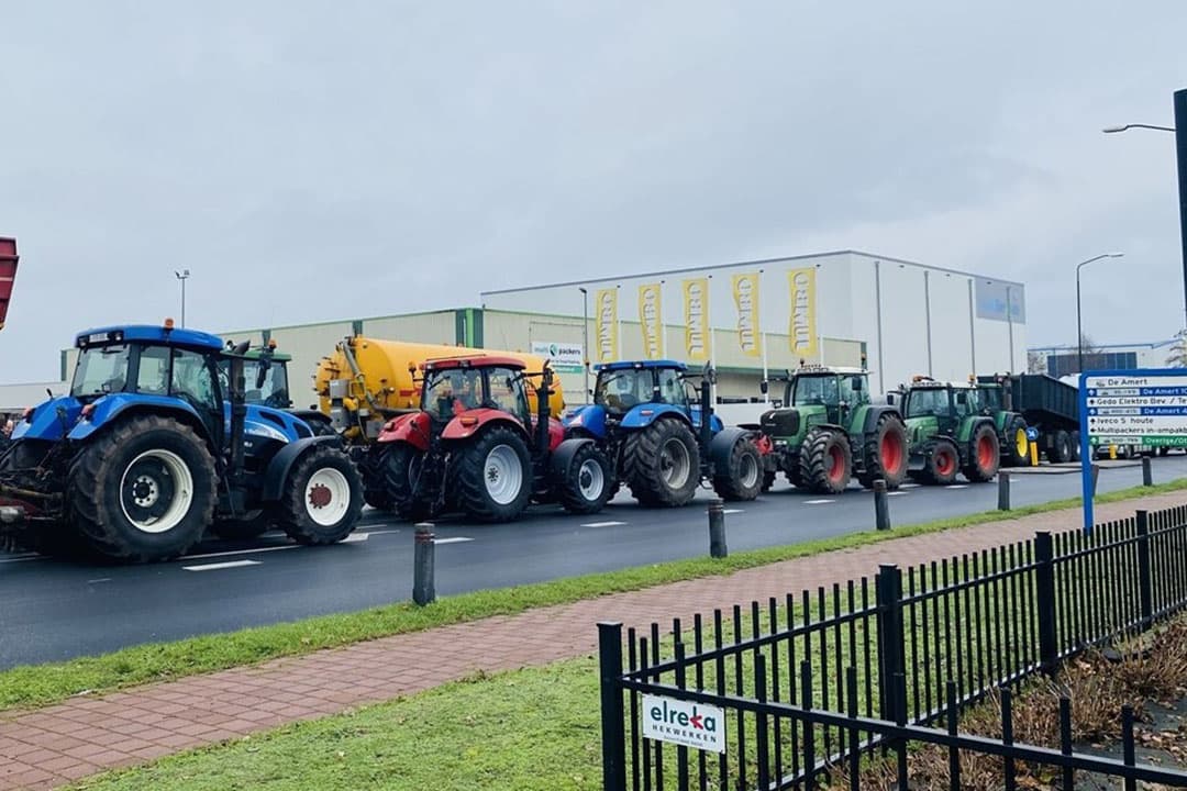 Demonstrerende boeren hebben vandaag ook een distributiecentrum van Jumbo geblokkeerd in Veghel (N.-Br.). Volgens het Brabants Dagblad zijn er tientallen boeren aanwezig. De locatie is aan alle kanten vastgezet door trekkers, vrachtwagens kunnen het terrein niet op of af. - Foto: AS Media