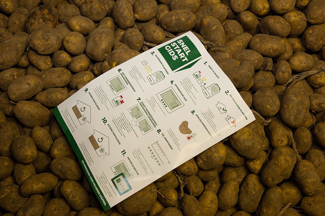 In de aardappelbewaring ligt een handleiding voor gebruik vernevelingsapparatuur. - Foto: Peter Roek