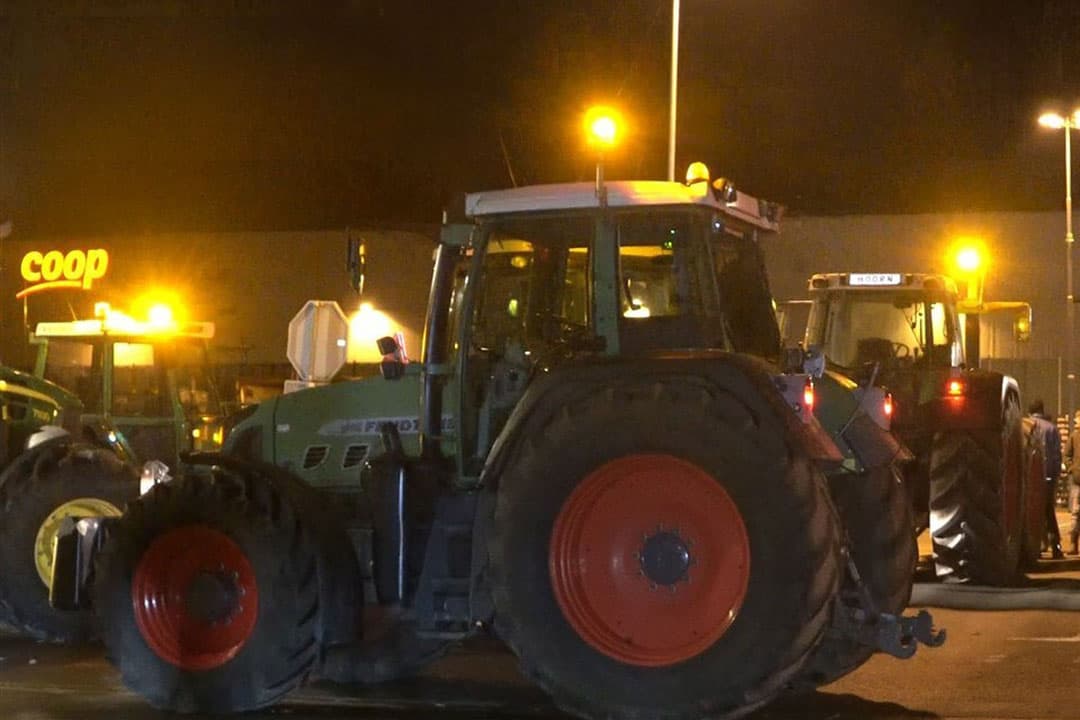 Drentse Boeren protesteerden bij de in en uitgang van het distributiecentrum van supermarkt keten COOP in het drentse Gieten in de nacht van vrijdag op zaterdag. - Foto: Novum RegioFoto
