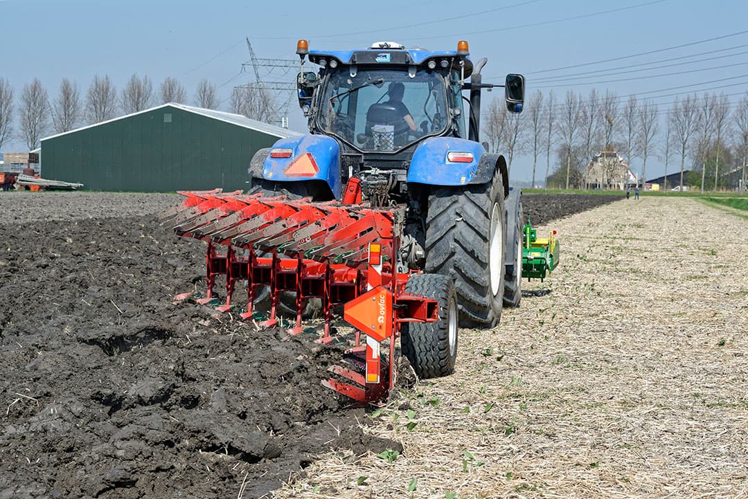 Ploegen met een ecoploeg. Zware klei kan in het voorjaar ondiep geploegd worden, het land moet dan wel vlak liggen.