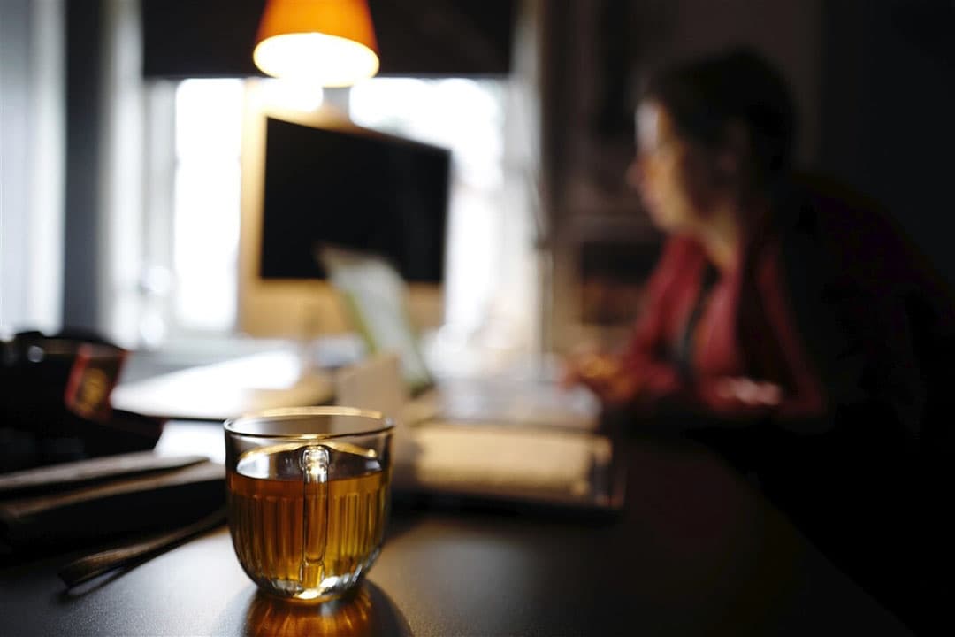 Vrouw werkt thuis in verband met de coronamaatregelen. Foto: ANP