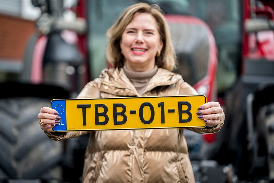 Minister Cora van Nieuwenhuizen (Infrastructuur en Waterstaat) overhandigde begin december in Bergschenhoek (Z.-H.) symbolisch de eerste trekkerkentekenplaat. De plaat, met kenteken TBB-01-B, werd aangeboden aan Aldert van der Spek, directeur bij Van der Spek Groen, Grond en Infra. - Foto: Ministerie van Infrastructuur en Waterstaat/Valerie Kuypers