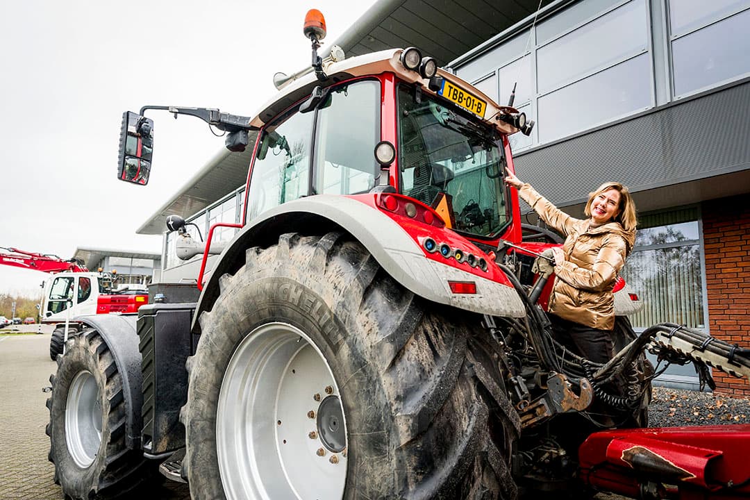 Bergschenhoek, 27 november 2020. Minister van Infrastructuur en Waterstaat, Cora van Nieuwenhuizen met het nieuwe trekkerkenteken. FOTO MINISTERIE VAN IenW / VALERIE KUYPERS