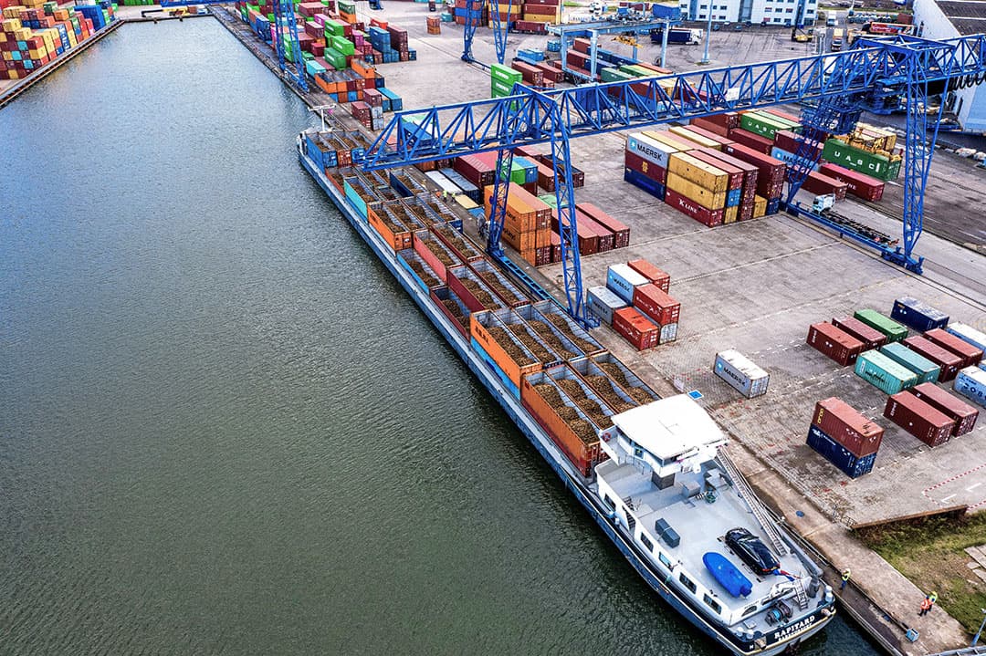 Een schip met bietenconcainers, bestemd voor Cosun Beet Company, wordt gelost in de haven van Moerdijk.