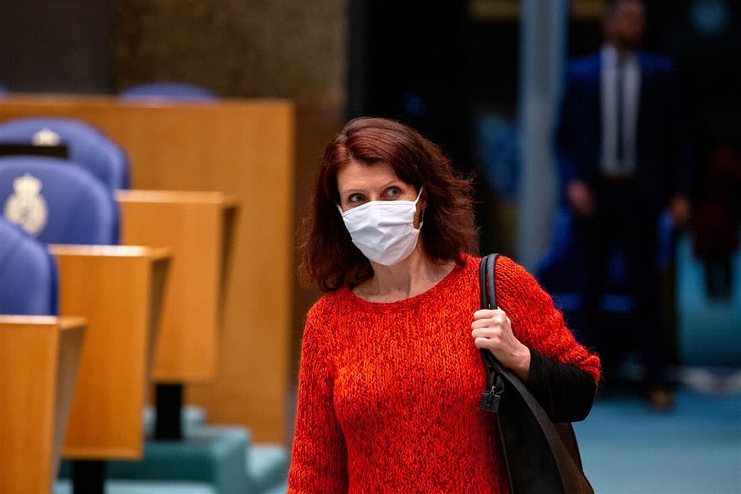 Esther Ouwehand (PvdD) met mondkapje in de Tweede Kamer. Foto: ANP