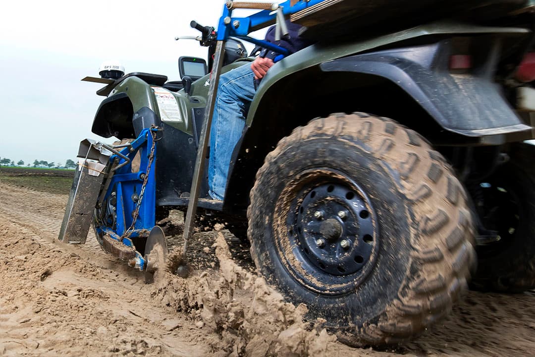 Bemonstering van een perceel met behulp van een quad ten behoeve van het aaltjesadviessysteem. - Foto: Ruud Ploeg