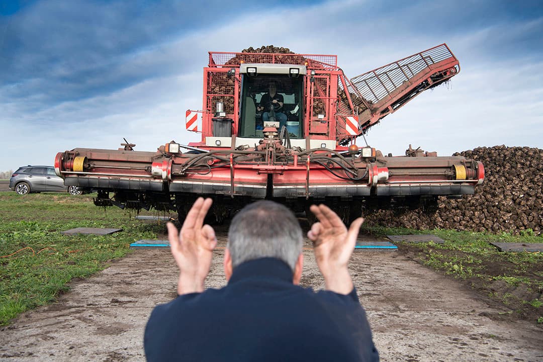 IRS weegt het gewicht/last per wiel van een volle 12-rijige bietenrooier op weegplaten. Bij een normaal bodemvochtgehalte is een bandspanning lager dan 1,5 bar en een maximale wiellast bij de grootste band onder 10 ton veilig. - Foto: Mark Pasveer