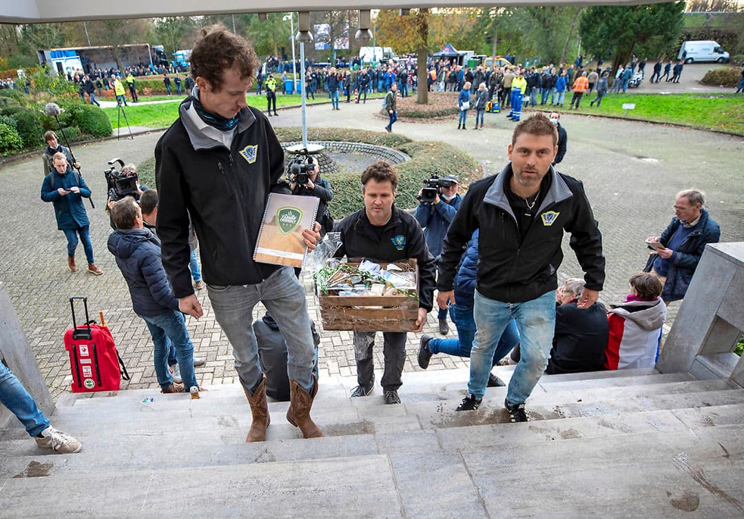 Mark van den Oever en Jos Ubels van Farmers Defence Force brengen een boerenpakket naar het centraal Bureau voor de Levensmiddelenhandel. - Foto: Roel Dijkstra Fotografie/Marc Heeman