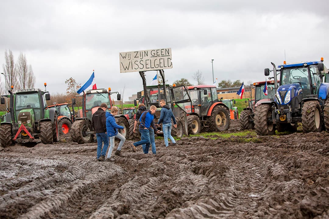 Een blubberboel in Leidschendam bij het Centraal Bureau voor de Levensmiddelenhandel. - Foto: Roel Dijkstra Fotografie/Marc Heeman