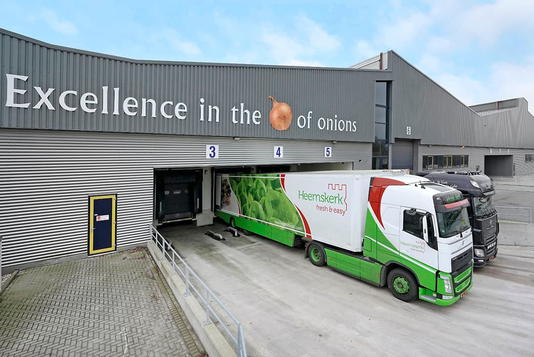 Vrachtwagens worden geladen bij uienverwerker Waterman Onions in Emmeloord. De handel in zaaiuien verloopt crescendo. - Foto: Ruud Ploeg