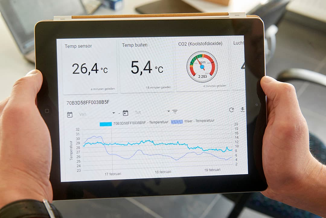 Het elektronisch monitoren van het stalklimaat gebeurt twee keer per jaar. - Foto: Van Assendelft Fotografie
